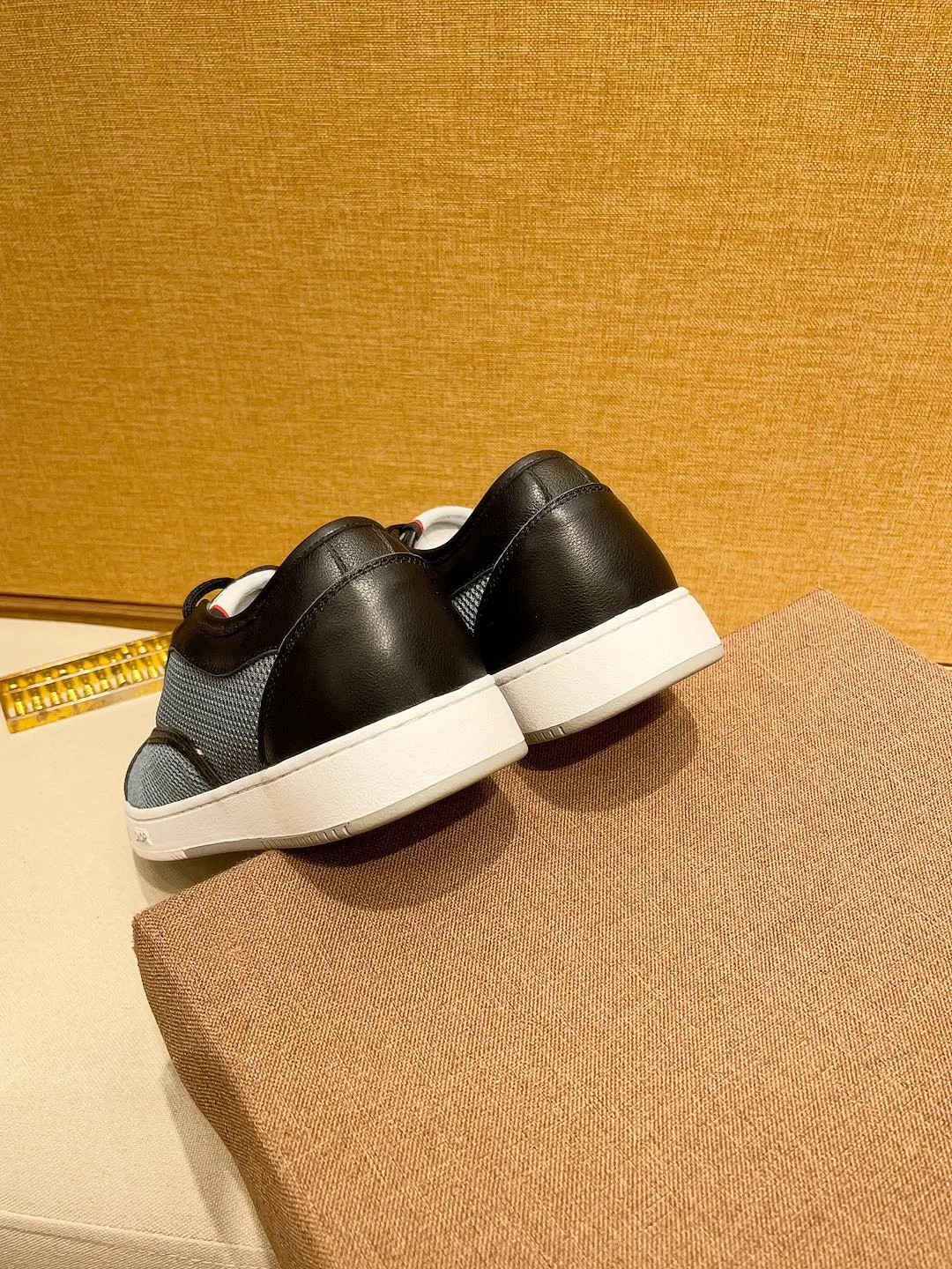 Factory price 420🔥[Dior] Dior’s new model is carefully crafted and set off the audience! An international brand that continues to innovate. This men's all-season casual shoe is the original version. The upper is made of cowhide material and the leather feet are super lightweight. The outsole is ultra-light and non-slip. It is breathable and comfortable and the quality speaks for itself. Color: Multiple colors available. Size: 38-44 (45 customized)